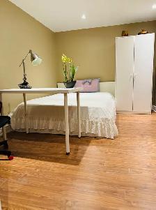Beautiful bedroom & parking near UTM for rent - Photo 2