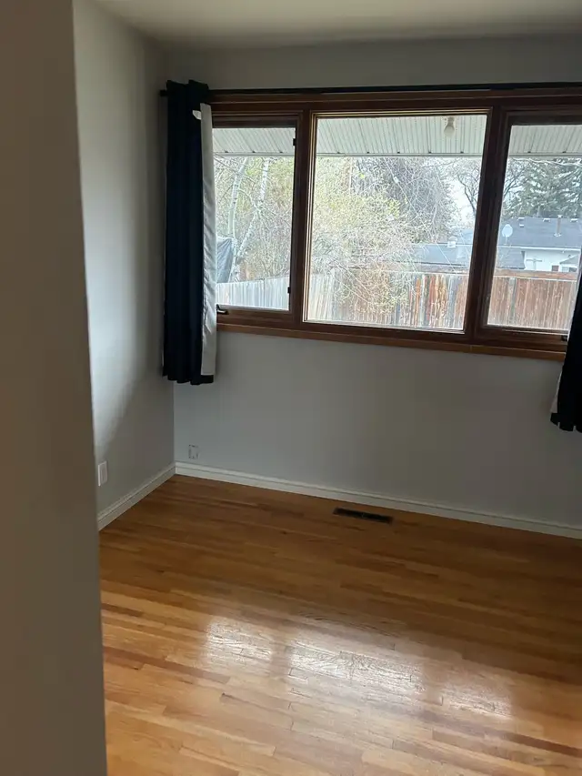 Main floor for rent in Southview - Photo 4