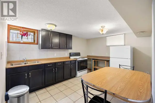 Spacious 2 Bedroom Basement Suite in Thorncliffe