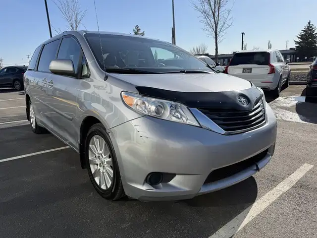 2013 Toyota Sienna LE 7-Passenger - Photo 3
