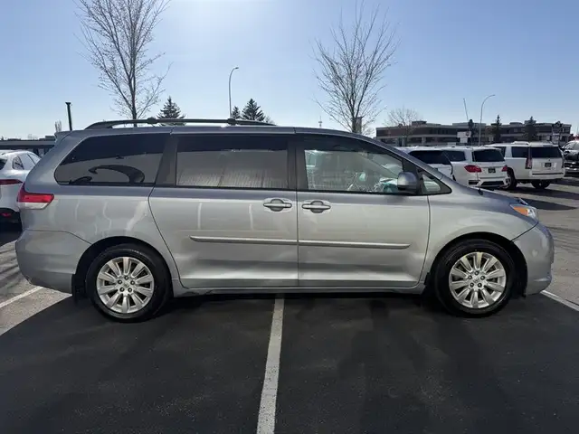 2013 Toyota Sienna LE 7-Passenger - Photo 4