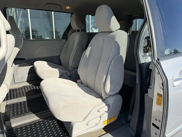 2013 Toyota Sienna LE 7-Passenger - Photo 19