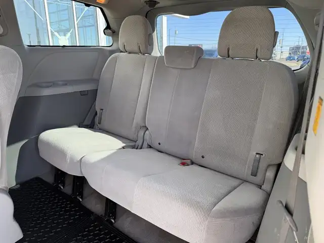 2013 Toyota Sienna LE 7-Passenger - Photo 22