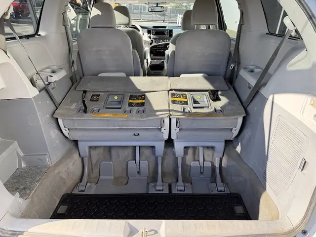 2013 Toyota Sienna LE 7-Passenger - Photo 24