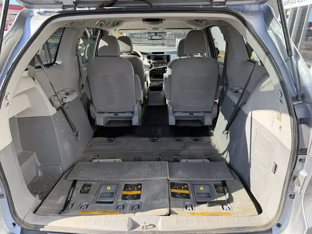 2013 Toyota Sienna LE 7-Passenger - Photo 25