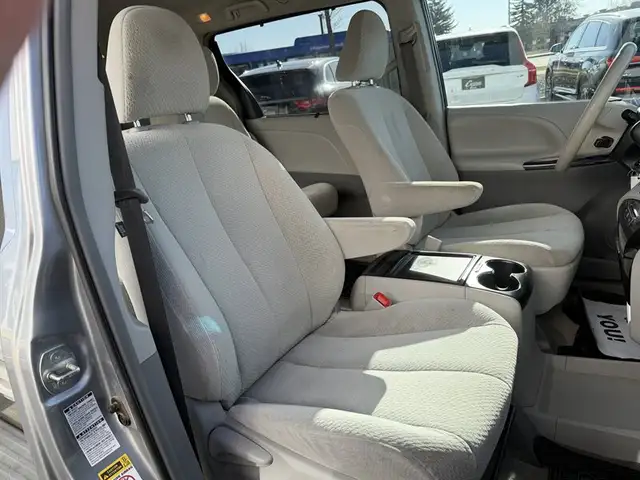 2013 Toyota Sienna LE 7-Passenger - Photo 27