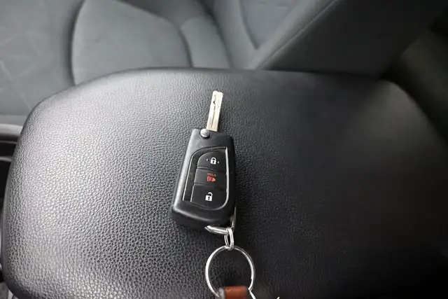 2019 Toyota RAV4 LE HYBRID Call 902-466-9550 Android Auto / Appl - Photo 4