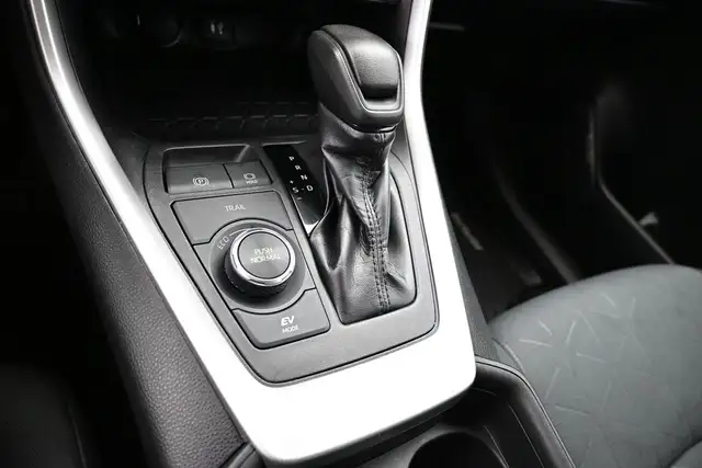 2019 Toyota RAV4 LE HYBRID Call 902-466-9550 Android Auto / Appl - Photo 6