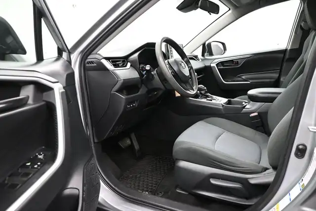 2019 Toyota RAV4 LE HYBRID Call 902-466-9550 Android Auto / Appl - Photo 13