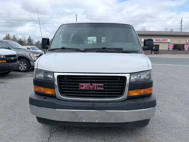 2017 GMC Savana - Photo 2