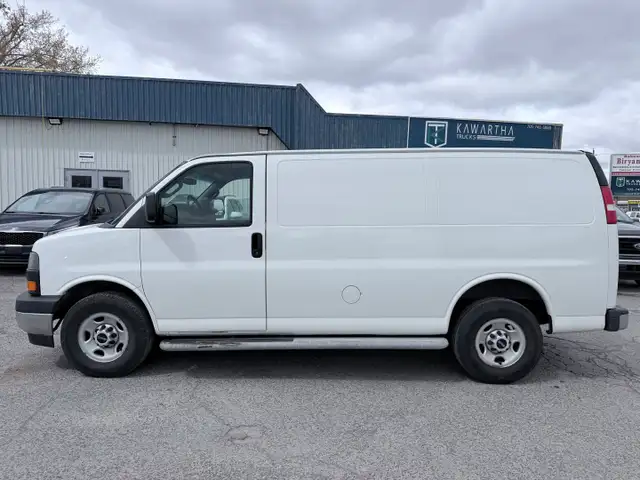 2017 GMC Savana - Photo 3