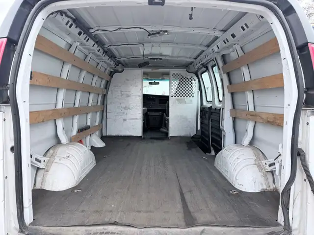 2017 GMC Savana - Photo 10