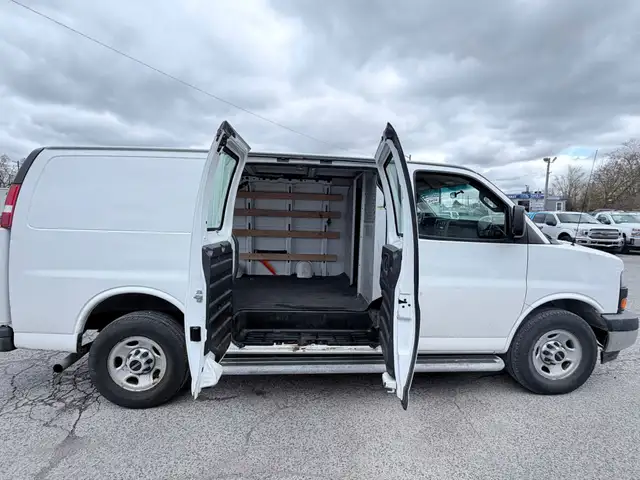 2017 GMC Savana - Photo 11
