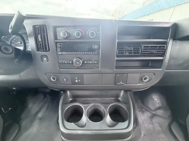2017 GMC Savana - Photo 17