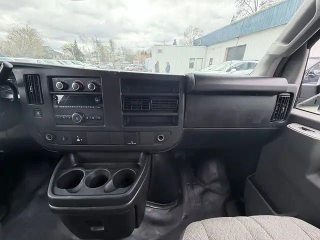 2017 GMC Savana - Photo 18