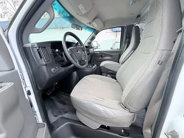 2017 GMC Savana - Photo 19