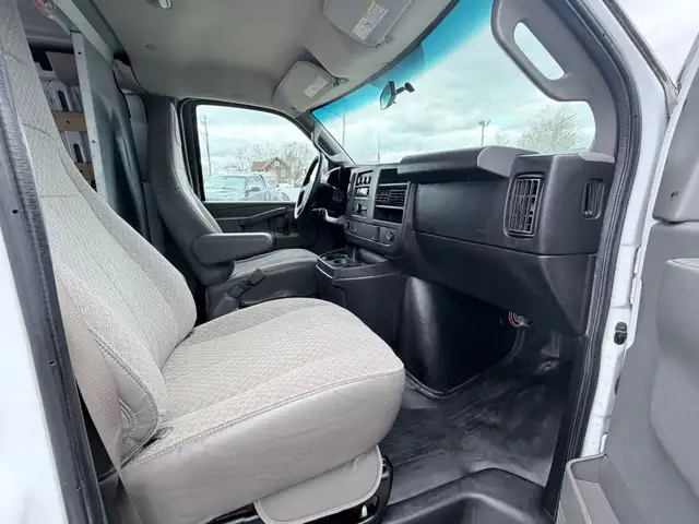 2017 GMC Savana - Photo 20