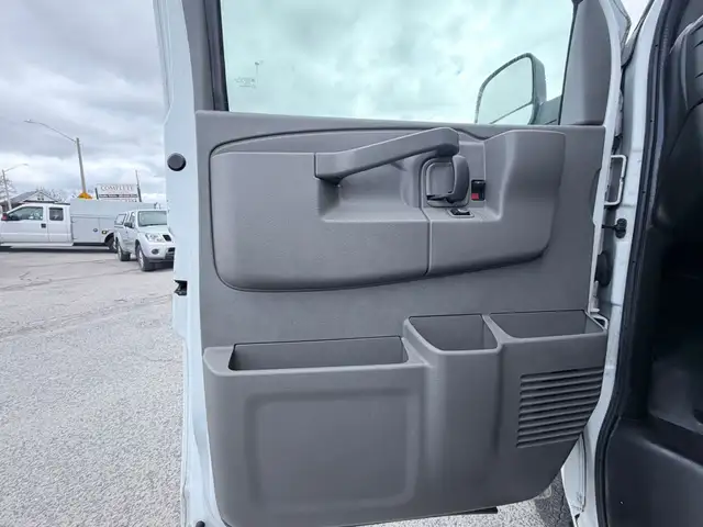2017 GMC Savana - Photo 21