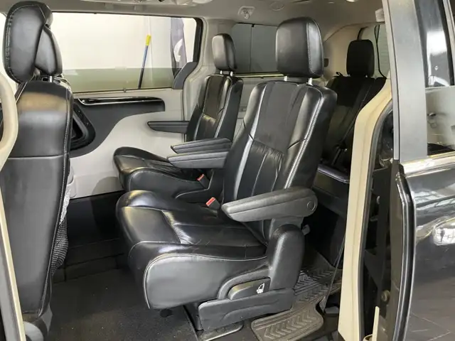 2016 Chrysler Town & Country Limitée - Photo 13