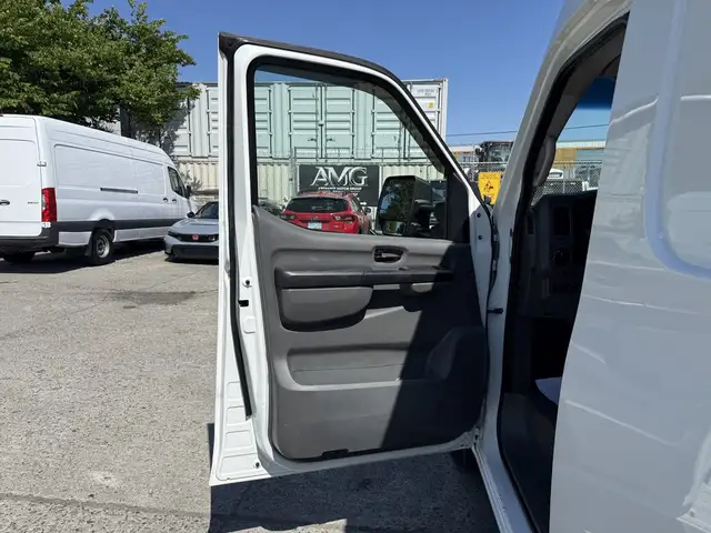 2013 Nissan NV3500 V6 High Roof Service Van - Photo 18