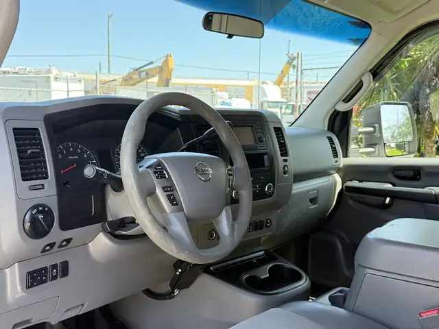 2013 Nissan NV3500 V6 High Roof Service Van - Photo 21
