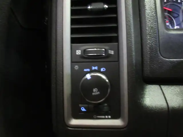 RAM 1500 CLASSIC 2021 EXPRESS NIGHT EDITION V-8 5.7 HEMI 4X4 CUI - Photo 12