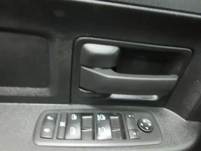RAM 1500 CLASSIC 2021 EXPRESS NIGHT EDITION V-8 5.7 HEMI 4X4 CUI - Photo 13
