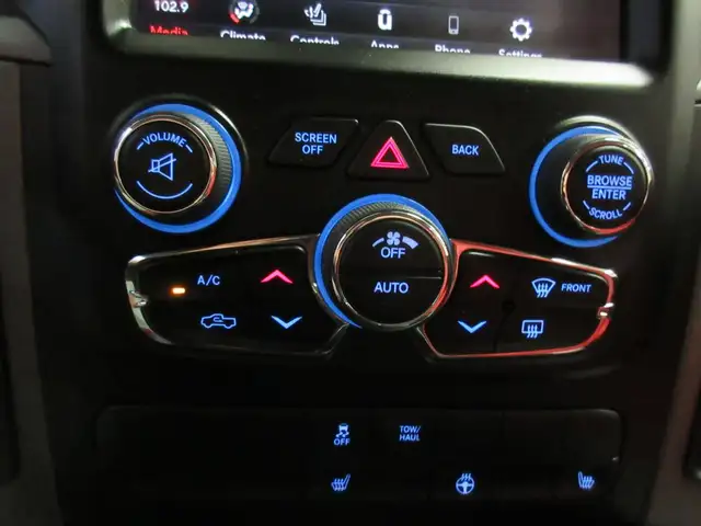 RAM 1500 CLASSIC 2021 EXPRESS NIGHT EDITION V-8 5.7 HEMI 4X4 CUI - Photo 18