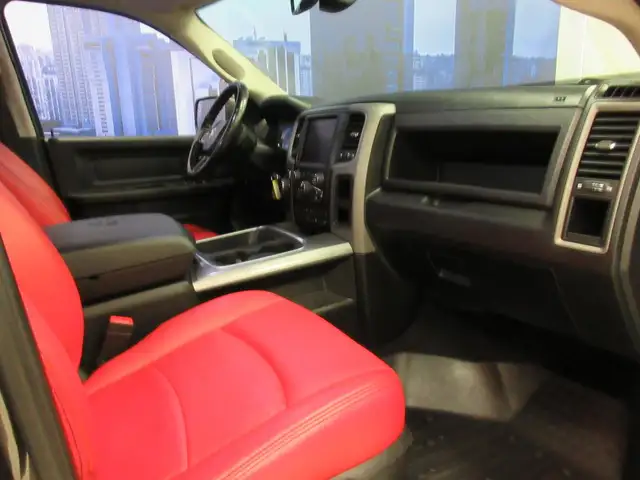 RAM 1500 CLASSIC 2021 EXPRESS NIGHT EDITION V-8 5.7 HEMI 4X4 CUI - Photo 26