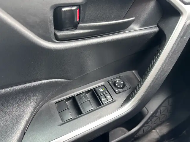 2021 Toyota RAV4 LE FWD - Photo 15