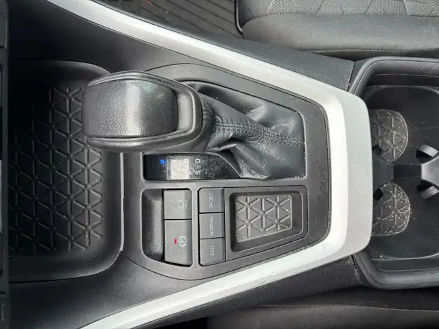2021 Toyota RAV4 LE FWD - Photo 19