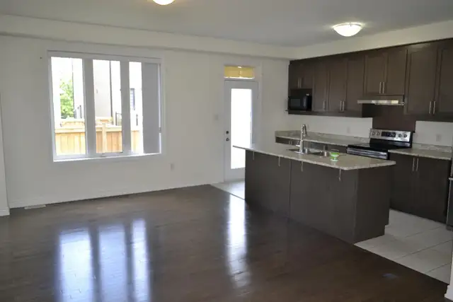 Very Nice 4 Bedrooms 3 Bathroom Stunning Home Rent - Photo 3