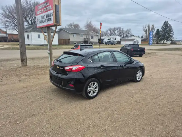 2018 Chevrolet Cruze - Photo 2