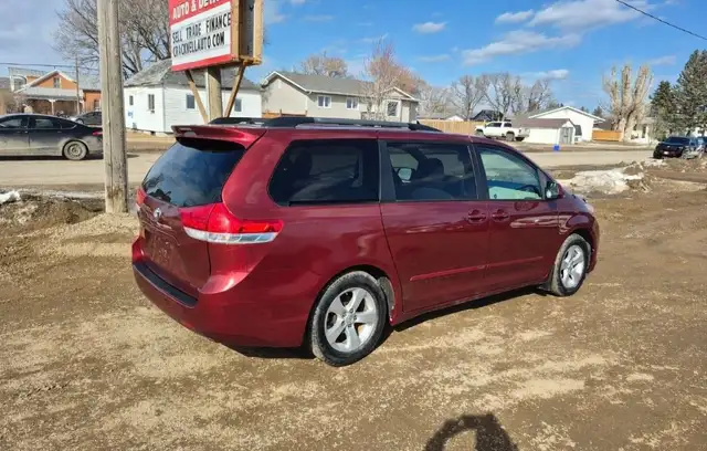 2011 Toyota Sienna - Photo 2