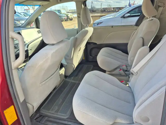 2011 Toyota Sienna - Photo 9