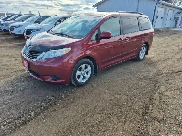 2011 Toyota Sienna - Photo 14