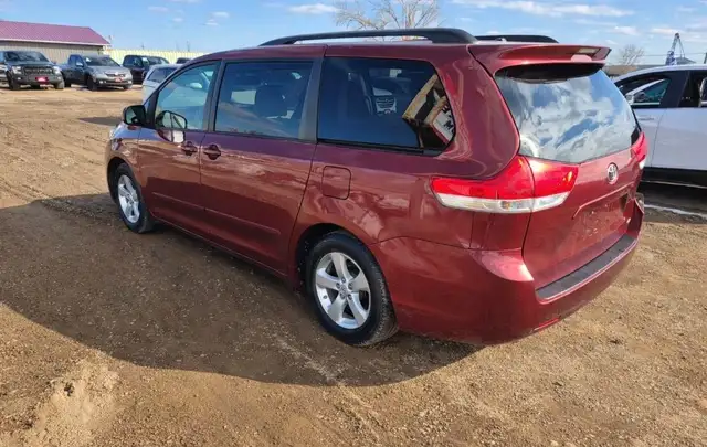 2011 Toyota Sienna - Photo 16