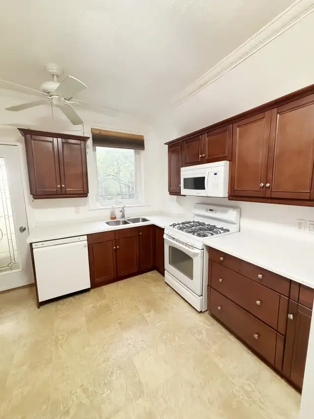 1-Bedroom Main Floor Unit $1680 (Inclu. WIFi)-Victoria park Stn - Photo 3