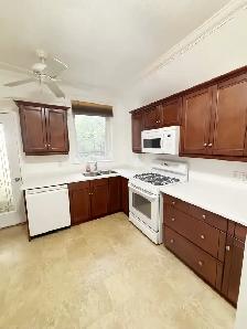 1-Bedroom Main Floor Unit $1680 (Inclu. WIFi)-Victoria park Stn - Photo 3
