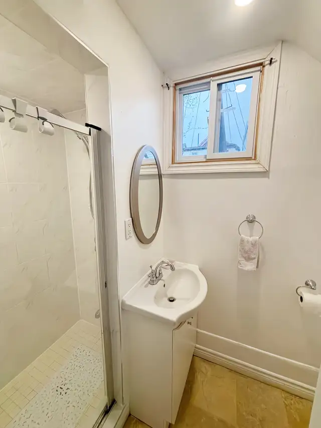 1-Bedroom Main Floor Unit $1680 (Inclu. WIFi)-Victoria park Stn - Photo 5