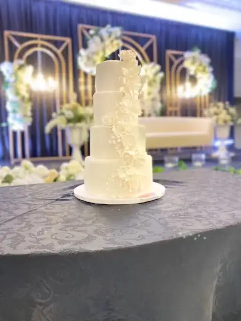 wedding cakes GTA floral cake , Flowers cascade cake - Photo 9