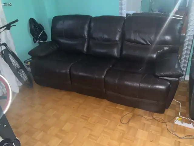 leather coach with two power recliners . - Photo 2