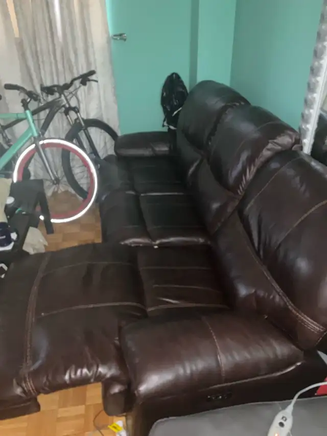 leather coach with two power recliners . - Photo 3