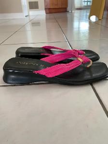 2 PAIRES DE SANDALES NEUVES DAMIANI'S GR 6.5FEM $15.00 CHA PAIRE