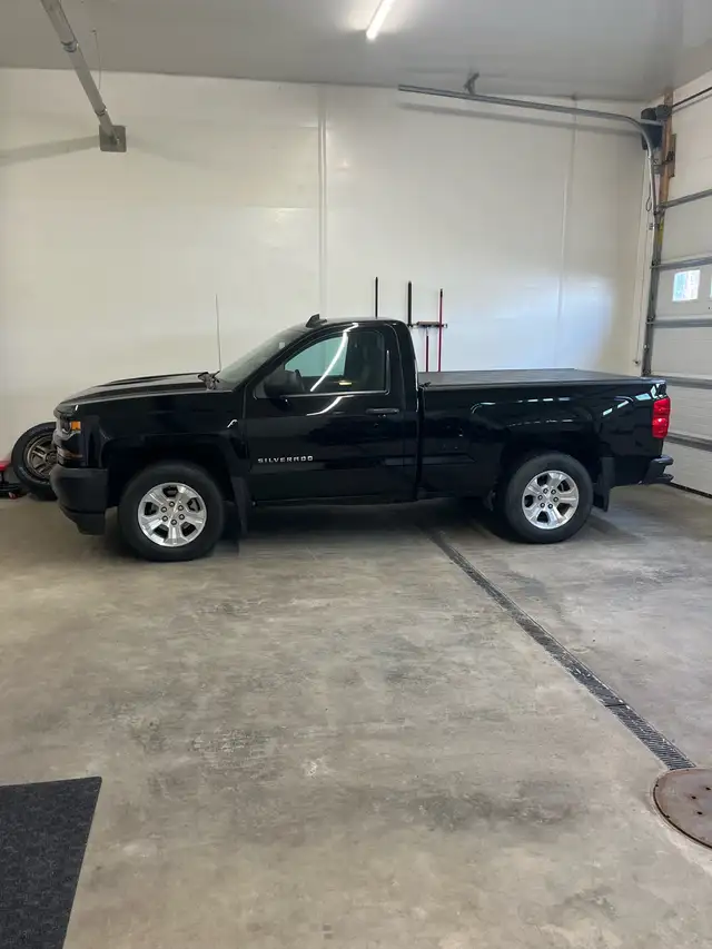 2017 Chevrolet Regular Cab Shortbox 4x4 - Photo 2