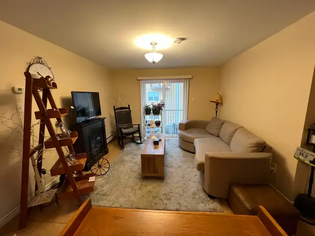 June, 2 bdr apt, storage, elevator, parking, excellent location - Photo 9