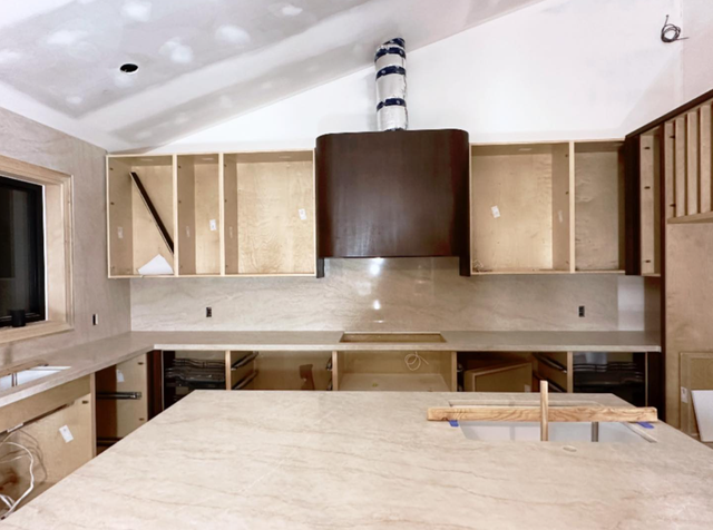 Goldish White Quartz Countertop - With Greish Veins - Photo 2