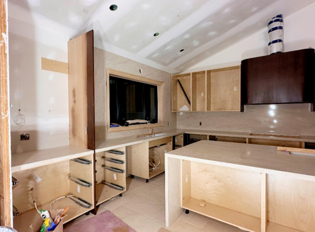 Goldish White Quartz Countertop - With Greish Veins - Photo 4