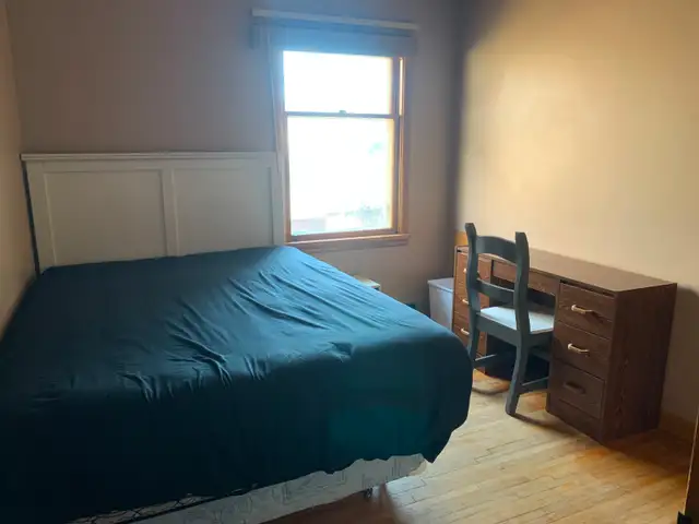 Spacious Main Floor Room in Banff Trail close to UC/SAIT - Photo 3
