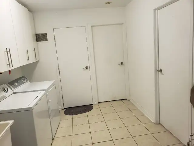 Walkout bright basement apartment for rent, best area of Scarbor - Photo 3